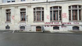Des tags sur la façade de l'université Lyon 2, le 13 février 2025.