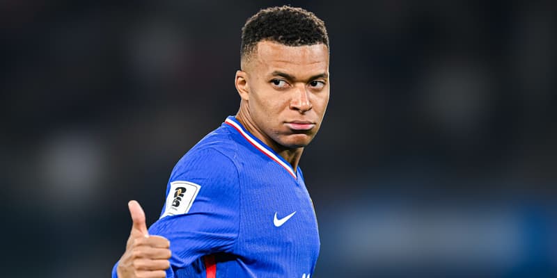 Kylian Mbappé pouce levé pendant le match de la France contre l'Azerbaïdjan, le 10 octobre 2025