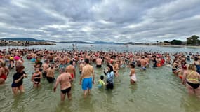 Des centaines de baigneurs aux plages du Mourillon à Toulon (Var) lors du traditionnel bain du Nouvel an le 1er janvier 2025.