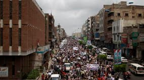 Manifestation anti-gouvernementale à Taïz, dans le sud du Yémen. Le président Ali Abdallah Saleh et l'opposition ont accepté de signer le plan de transition élaboré par les pays du Golfe, moyennant de légères modifications, après intervention de diplomate