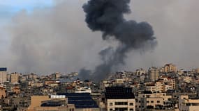 De la fumée s'élève au-dessus de la ville de Gaza le 7 octobre 2023 à la suite d'une frappe aérienne israélienne. Le groupe islamiste palestinien Hamas a lancé samedi sa plus vaste offensive contre Israël depuis plusieurs années.