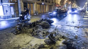 Des motos brûlées dans une rue de Paris, le 8 décembre.