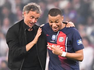 Luis Enrique et Kylian Mbappé célèbrent la victoire du PSG en Coupe de France en mai 2024