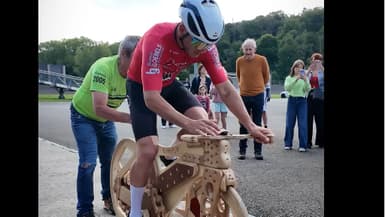 Le Belge Geoffrey Hoyaux prêt pour sa tentative de record de l'heure sur un vélo en bois en 22 septembre 2025