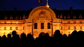 L'hôtel des Invalides est resté ouvert toute la nuit afin de laisser le temps aux Français de se recueillir devant le cercueil de Jacques Chirac. 