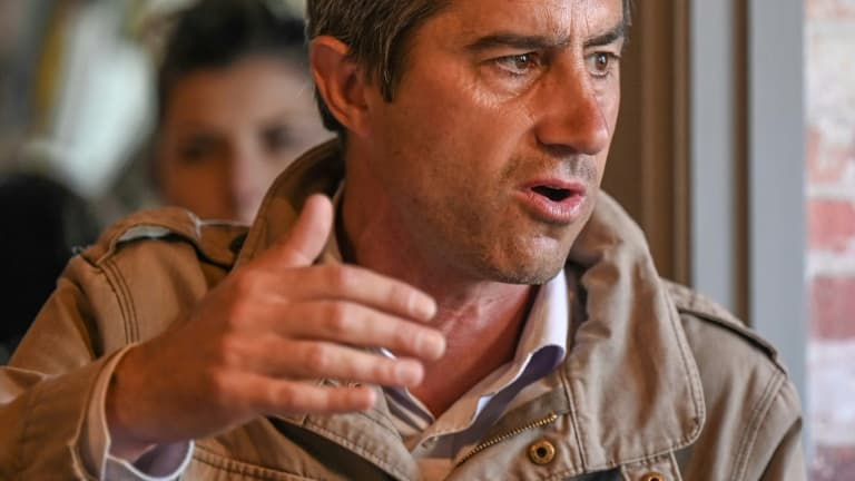 François Ruffin, le député LFI de la 1ere circonscription de la Somme en campagne pour sa réelection dans le village de Conde-Folie, le 31 mai 2022.