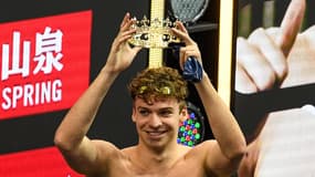 Léon Marchand avec sa couronne après avoir remporté le 100m 4 nages lors de l'étape à Singapour de la Coupe du monde de petit bassin, le 31 octobre 2024.