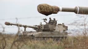 Des soldats de l'armée israélienne positionnés avec leurs chars près de la frontière avec la bande de Gaza, dans le sud d'Israël, le 9 octobre 2023.