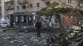 Les décombres d'un bâtiment détruit à Kiev lors d'un bombardement des forces russes le 14 mars 2022