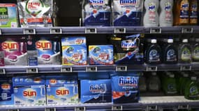 Paquets de détergents pour lave-vaisselle dans un supermarché à Septemes-les-Vallons, près de Marseille, en novembre 2022