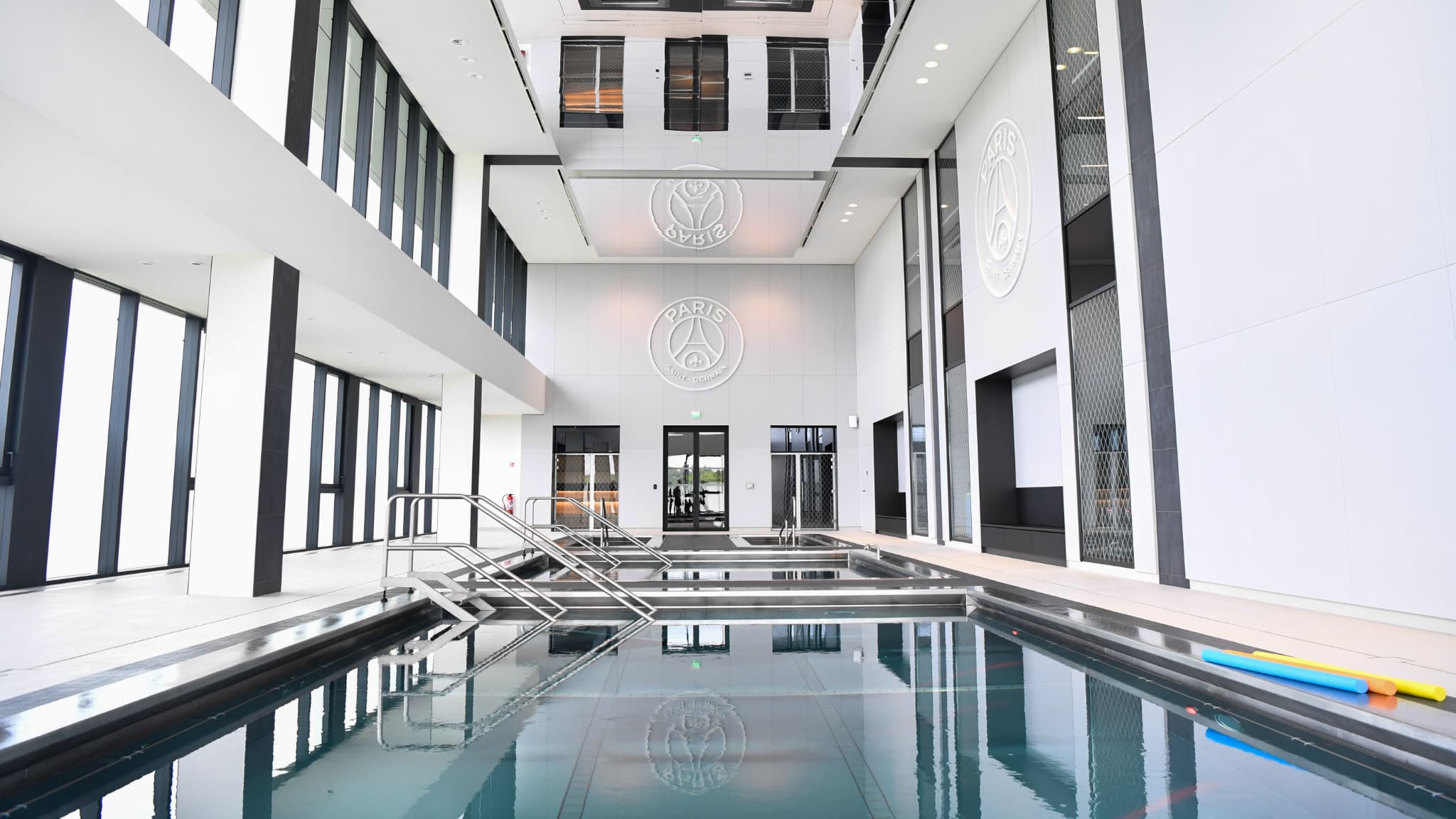 Des bassins de récupération au Campus PSG en 2024