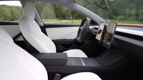 Image d'illustration - L'intérieur de la Tesla Model 3 progresse aussi nettement en termes de qualité perçue et ajoute quelques équipements, comme un petit écran 8 pouces à l'arrière.