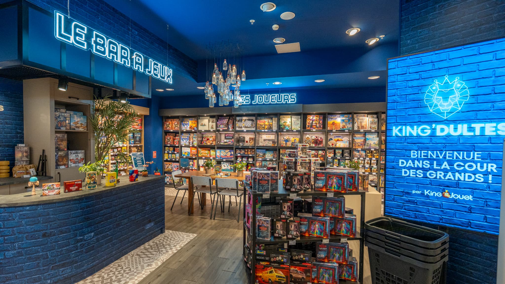 Dans le magasin, il y a un espace pour jouer aux jeux de société sur place. Dans le magasin, il y a un espace pour jouer aux jeux de société sur place.