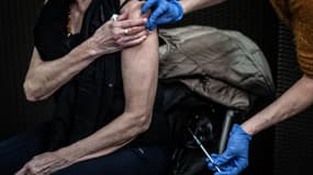 Une femme en train de se faire vacciner à Lyon ce jeudi 14 janvier 2021.