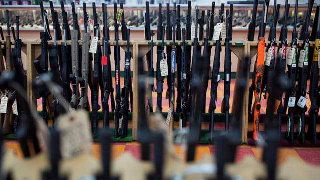 Les ventes d'armes s'effondrent aux États-Unis depuis que Trump a été élu. 