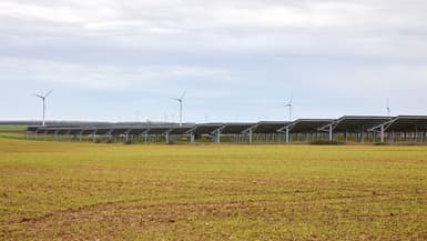 Une ferme solaire avec des panneaux photovoltaïques en Vendée le 24 janvier 2025