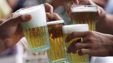 Les députés français ont adopté jeudi un dispositif prévoyant une forte augmentation de la taxe sur les bières, dont l'ampleur sera toutefois réduite pour les petites brasseries. /Photo d'archives/REUTERS/Kham