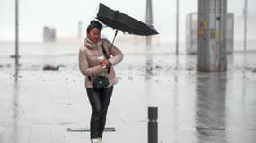 Un parapluie retourné en raison du vent (photo d'illustration)