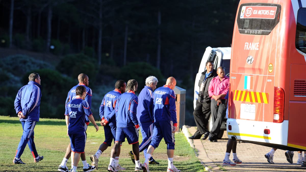 Les Bleus (avec une partie du staff) rentrent vers leur bus le 20 juin 2010 à Knysna