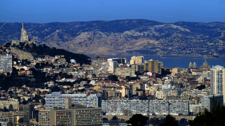 Vue générale de Marseille avec à gauche la basilique Notre-Dame de la Garde, le 19 janver 2019