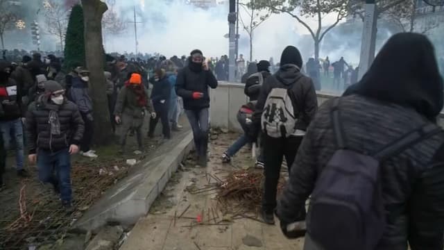 Manifestants autour du monument du Maréchal Juin, place d'Italie, à Paris, le 16 novembre
