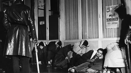 Des manifestants algériens appréhendés lors de la manifestation pacifique, organisée à Paris le 17 octobre 1961 par la Fédération de France du FLN (Front de Libération nationale) pour protester contre le couvre-feu imposé aux Français musulmans par le pré