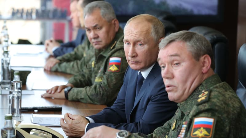 "L'équipement de notre armée et notre flotte avec des systèmes d'armement ultramoderne va sans doute assurer les capacités défensives de notre pays à long terme", a souligné Vladimir Poutine