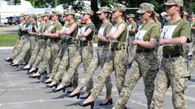Défilé en escarpins pour femmes soldats: polémique en Ukraine
