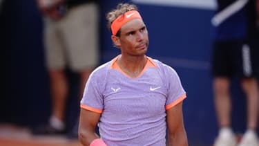 Rafael Nadal dépité après sa défaite contre Alex De Minaur au tournoi de Barcelone, le 17 avril 2024