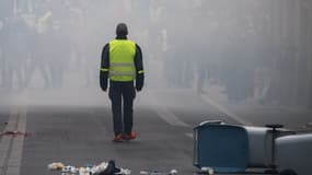 Un gilet jaune lors d'une manifestation - Image d'illustration