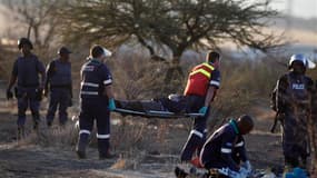 Evacuation de blessés dans une mine à Rustenburg, à 100 km au nord de Johannesburg. Le bilan des affrontements qui ont opposé jeudi les forces de l'ordre sud-africaines à des ouvriers en grève de la mine de platine de Marikana dépasse les trente morts, a