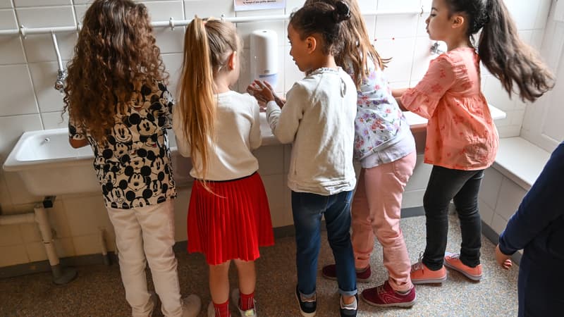 Des enfants se lavent les mains avant d'entrer en classe dans une école de Lille le 1er septembre 2020 (Photo d'illustration)