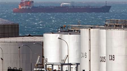 Les terminaux pétroliers de Fos-Lavera, dans les Bouches-du-Rhône, sont toujours bloqués lundi par une grève des salariés qui s'opposent à la réforme portuaire. Une réunion est programmée dans la matinée entre la direction et la CGT. /Photo d'archives/REU