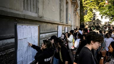 Des lycéens cherchent leur nom sur la liste de ceux qui ont obtenu le baccalauréat au lycée Edouard Herriot à Lyon, le 5 juillet 2022