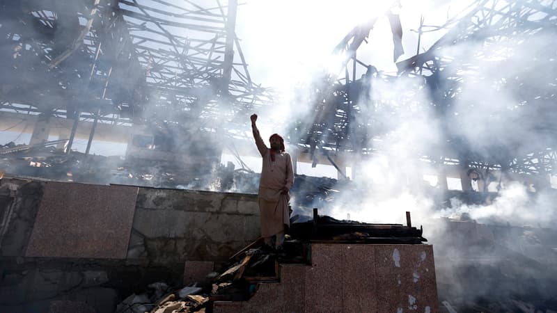 Un homme se dresse au milieu de ruines à Sanaa après un bombardement en novembre 2017. (Photo d'illustration)