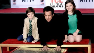 L'acteur américain Ben Stiller laisse ses empreintes dans le ciment hollywoodien, le 3 décembre 2013 à Los Angeles
