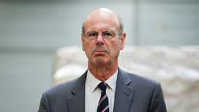 Le ministre de l'Economie Eric Lombard dans un entrepôt à l'aéroport de Roissy-Charles de Gaulle, le 29 avril 2025 au nord de Paris