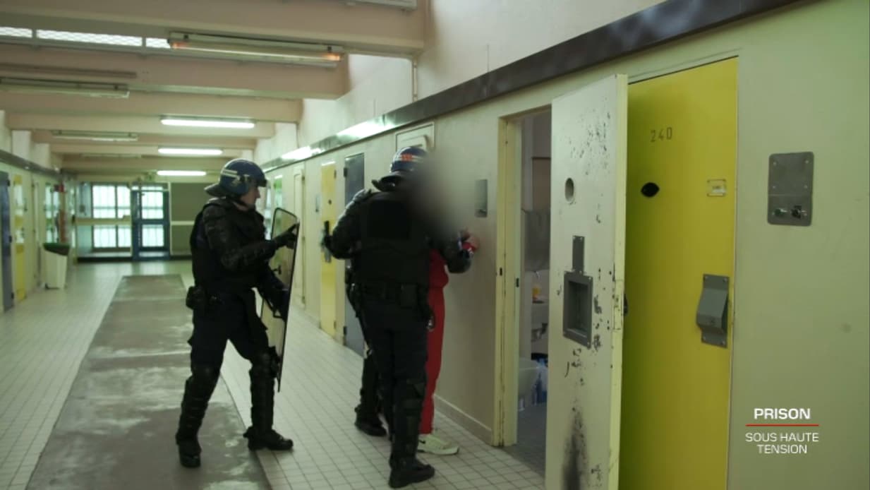 Des membre de la brigade du quartier d’isolement de la maison centrale de Saint-Maur (Indre), lors de l'extraction d'un détenu.