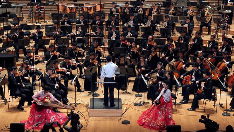 Un concert donné par le Unhasu Orchestra de Corée du Nord, et des musiciens de l'orchestre philharmonique de Radio-France à la Salle Pleyel, le 14 mars 2012.