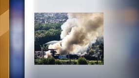 Une épaisse fumée se dégage d'une usine en feu à Athis-Mons.