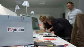 Des journalistes de la rédaction planchent sur le nouveau numéro de l'Opinion.