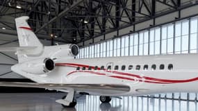Un avion d'affaires Falcon 7X de l'avionneur français Dassault Aviation est parqué à l'aéroport du Bourget (France) le 28 février 2018