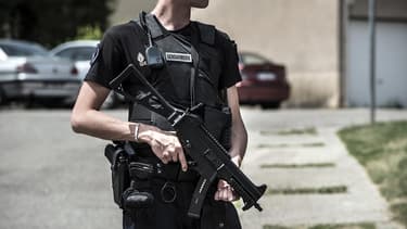 Un gendarme sécurisant les lieux du drame en Isère, vendredi.