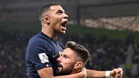Kylian Mbappé célèbre un but dans les bras d'Olivier Giroud lors de France-Pologne au Mondial 2022