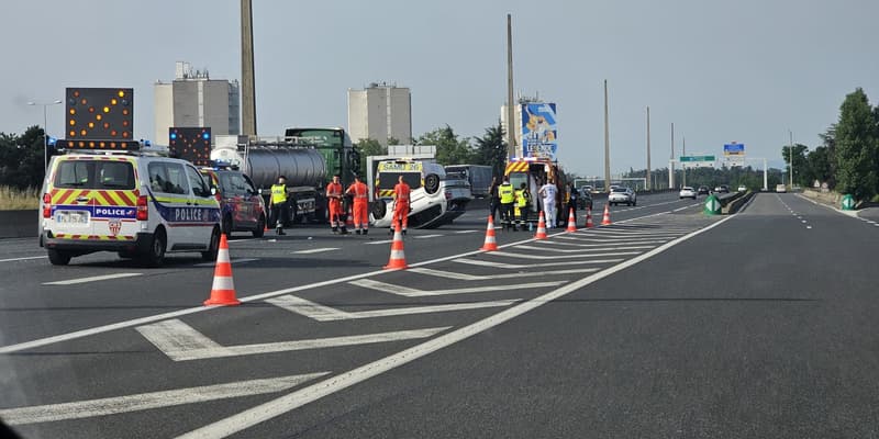 Une voiture est actuellement sur la route retournée sur son capot, à Bron, ce vendredi 28 juin.