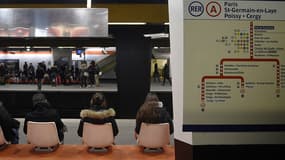 Des usagers du RER A attendent leur train sur les quais de la station Fontenay-sous-Bois, dans le Val-de-Marne.