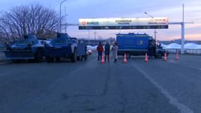 Des blindés de la gendarmerie devant le marché de Rungis le lundi 29 janvier 2024.