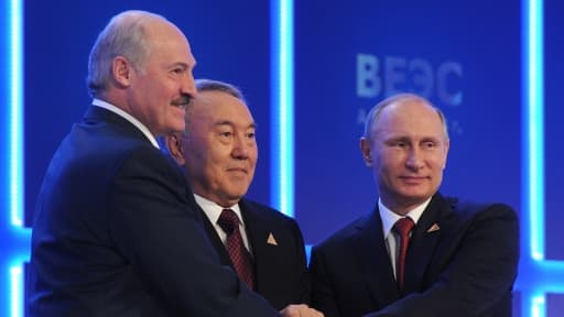 Alexander Lukashenko ( gauche), Noursoultan Nazarbayev (milieu) et Vladimir Poutine (droite) ont signé le traité créant l'Union économique eurasienne.