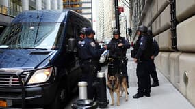 Des policiers devant la réserve fédérale américaine, le 17 octobre à New York.