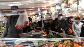 Des gens font leurs courses sur un marché, le 30 octobre 2020 (photo d'illustration)